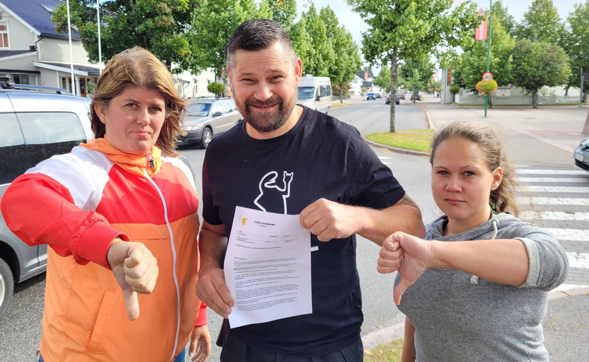 TOMMEL NED: Mandag blir det bildemonstrasjon i Flisa sentrum når kommunestyret skal behandle innbyggerforslaget som kommunedirektøren har avvist. Han får tommel ned fra Heidi Kornstad (fra venstre), Tommy Kornstad og Jeanett Krogeide.