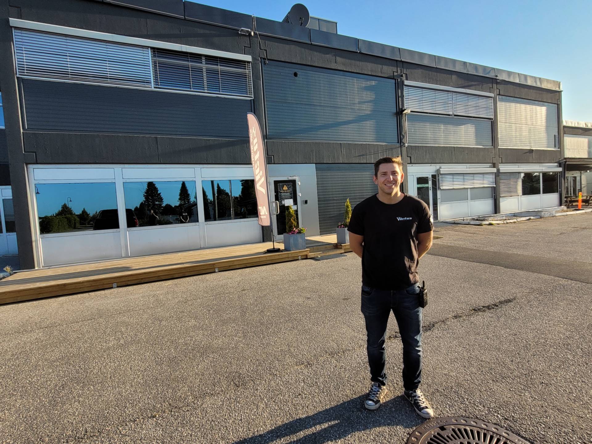 SATSER: Nick Robin Kleppe har gjort en solid ansiktsløftning av bygget på Sundmoen som blant annet huser Victus og Bowlinghallen Solør.