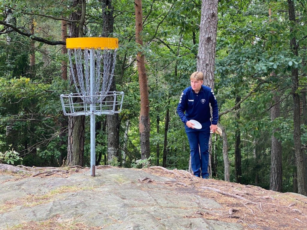 KLAR FOR EM: Evald Sandermoen Øwre er én av to solunger som stiller til start i Discgolf-EM onsdag. Den andre er Grue-gutten Håkon Løvenskiold Kveseth.