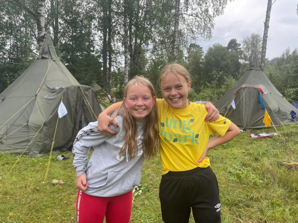 CAMP RØGDEN: I bakgrunnen kan man se teltcampen til ungdommene på Røgden. Fra venstre Mathilde Chøyen Trosterud (11) og Maren Johnsen (12). Foto: Adele Dragsnes