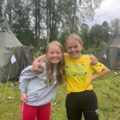 CAMP RØGDEN: I bakgrunnen kan man se teltcampen til ungdommene på Røgden. Fra venstre Mathilde Chøyen Trosterud (11) og Maren Johnsen (12). Foto: Adele Dragsnes