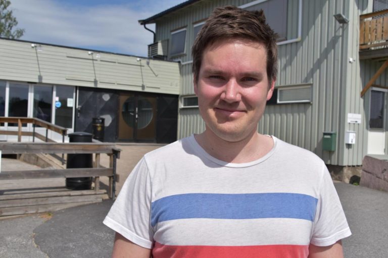 NYTT TILBUD: Fredag blir det mulig å prøve sandvolleyball ved Bjørkheim. Carl Christian Heiberg er styreleder i Flisa Allianseidrettslag, og sier at idrettslaget selvsagt stiller anlegget disponibelt for Norges Volleyballforbund.