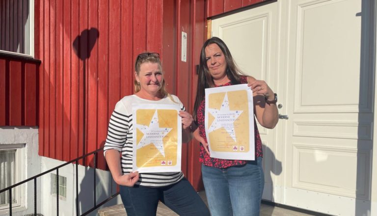 BLI MED Å DANS: Har du ikke prøvd moderne linedance anbefaler vi deg absolutt å komme til Kjellmyra Idrettshus, sier Nina Kvesetberget fra venstre og Eva Christensen.
