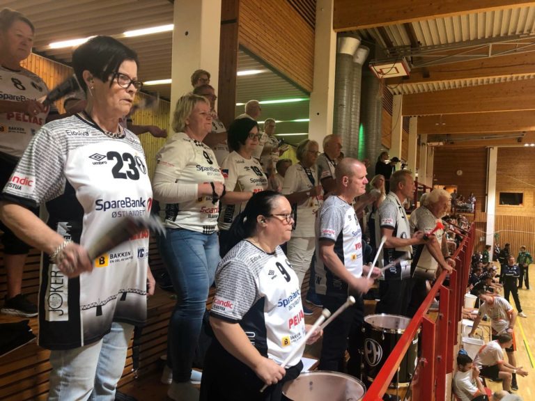 TAIGAEN LAGER LEVEN: Heiagjengen til Elverum Håndball er en trofast supportergjeng som alltid stiller opp med god stemning og leven i hallen.