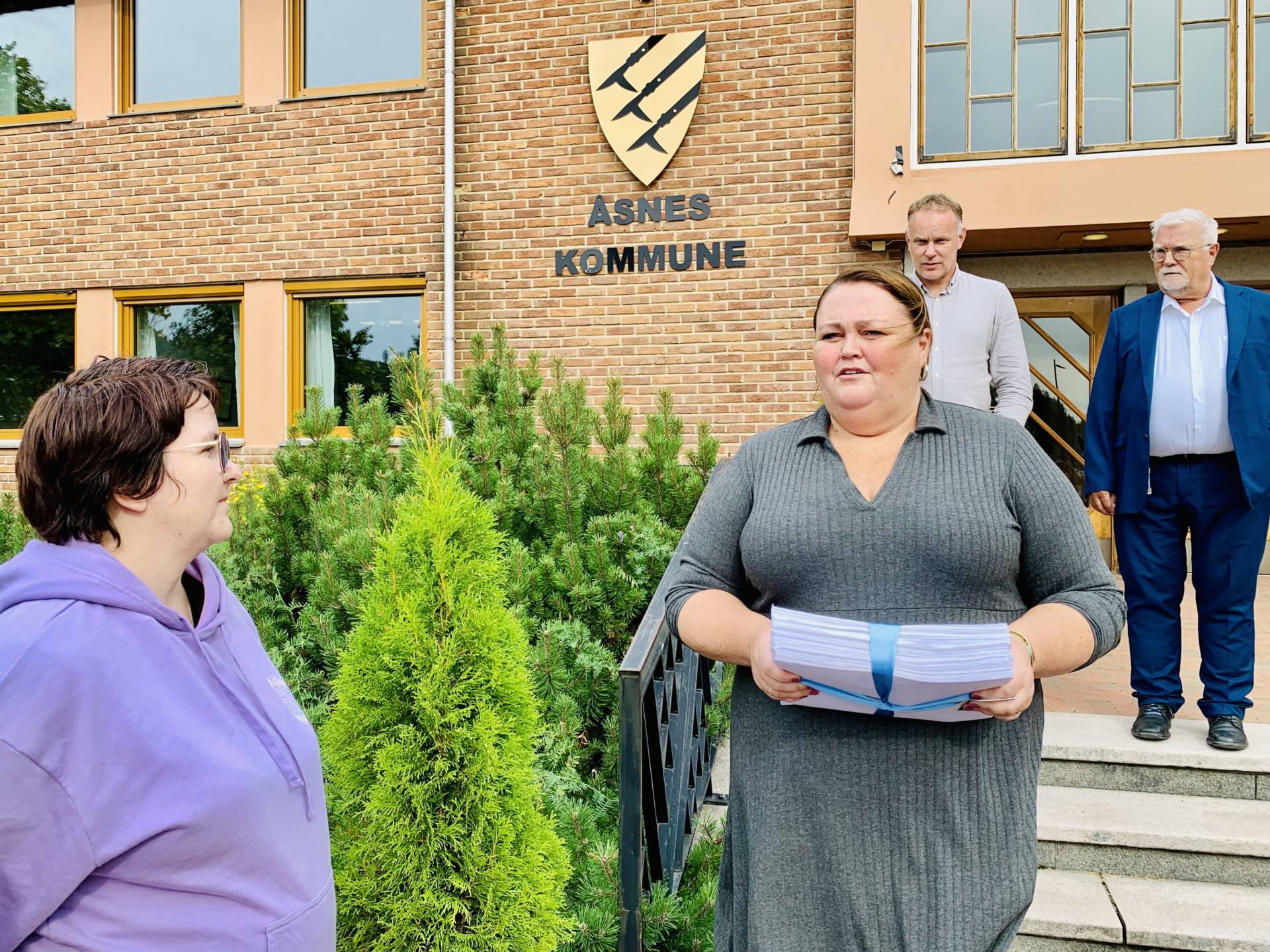 LEVERTE FORSLAG: Innbyggerforslaget ble overlevert til kommunen og til ordfører Kari Heggelund 13. august. Her er en av initiativtakerne Beate Hanssen. Foto: Liv Rønnaug B. Lilleåsen.