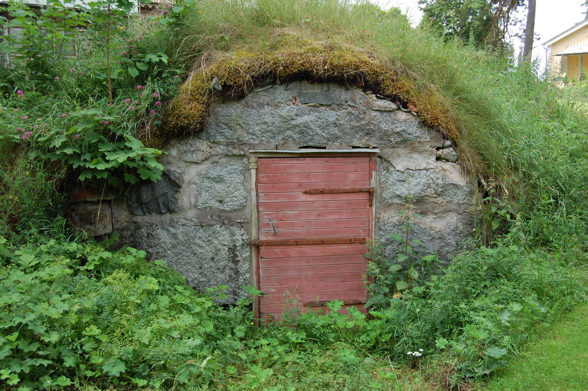 SLÅR ET SLAG FOR JORDKJELLEREN: Snart blir det todagerskurs om jordkjellere i Possåsen. Tove Ihler håper mange vil sette i stand sin gamle jordkjeller igjen. Illustrasjonsfoto: Gustav Lundin.
