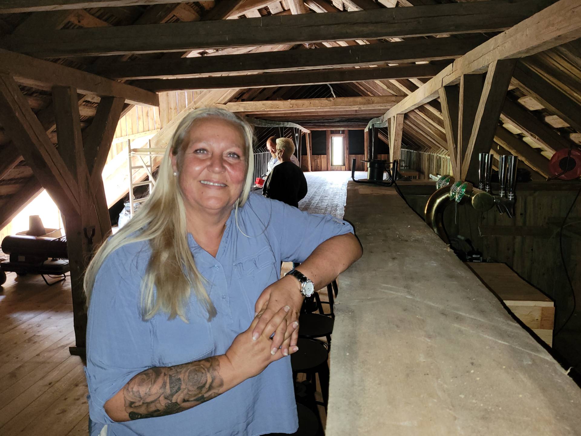 KLART FOR INNVIELSE: Lørdag 16. oktober blir det nyinnvielse av låven på Gravberget gård. Solveig Iversen forteller at arrangementet snart er utsolgt.