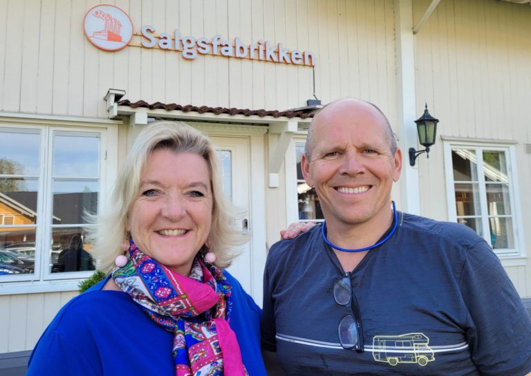 FORTSETTER Å VOKSE: Salgsfabrikken har flyttet til Grøset, og vokser både i antall ansatte og omsetning. Wenche Huser Sund og Øyvind Hammer er glad for de gikk for utvikling da krisen traff i fjor.