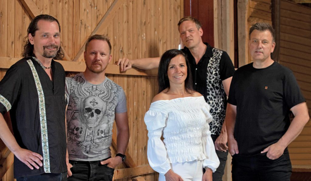 KLAR FOR VEGEN: Hanne Mette Band er aktuell med «Om 100 år», og bandet er mer enn klare for landevegen igjen når arrangørene også er det. Forespørsler er det inne fra både nord og sør. Pressebilde.