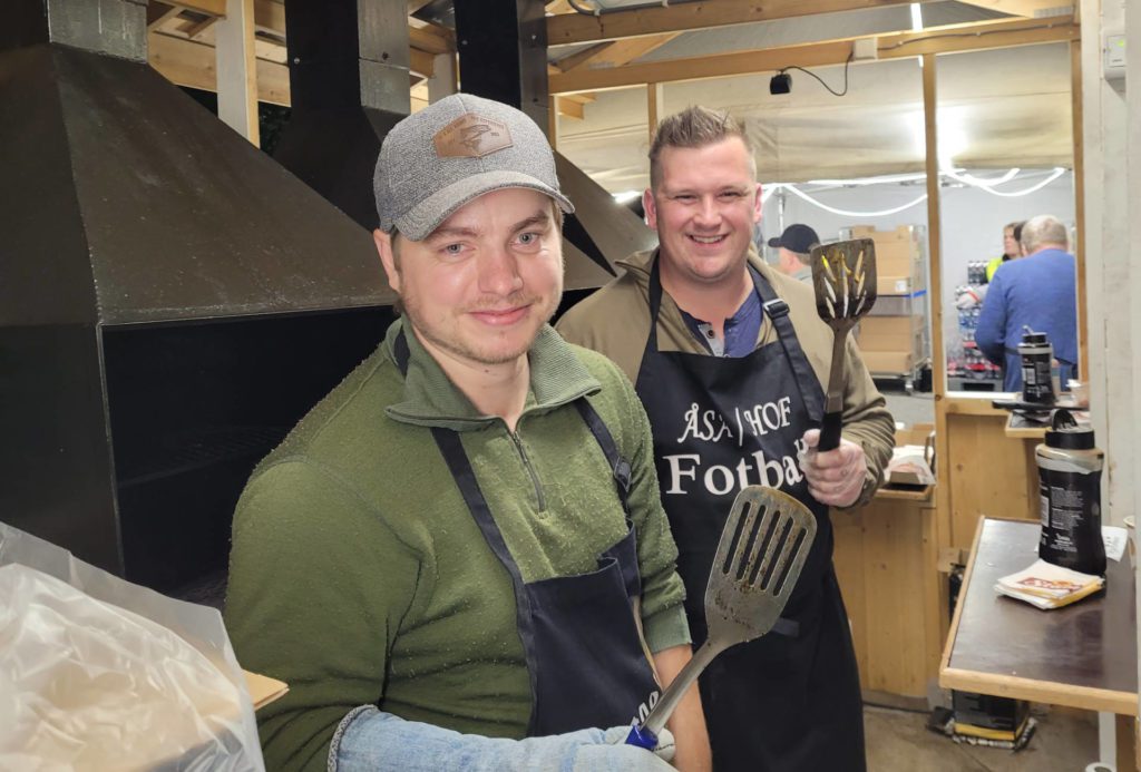 STEKTE: Steinar Kullerud og Martin Tingvold flippet burgere i grillen til sultne gjester.