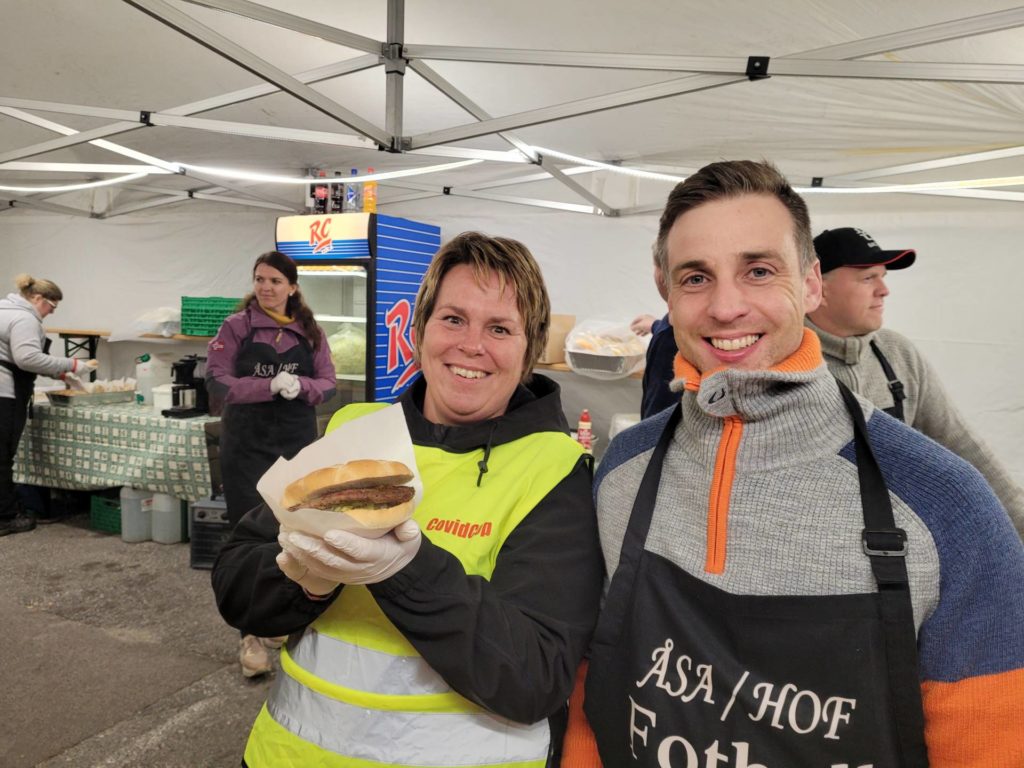 SERVERTE: Ann Merete Knutsen og Peter Hansen var blant dem som serverte burgere for Hof Idrettslag lørdag under Street meet.