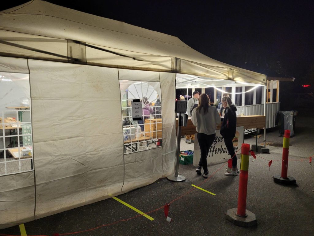 VURDERER PLASSERINGEN: Utsalget ved Solør Rørservice i rundkjøringa var sentral, men litt vrien parkeringsmessig for folk i bil. Hof Idrettslag skal vurdere om de bør ha en annen plassering til neste Street meet.