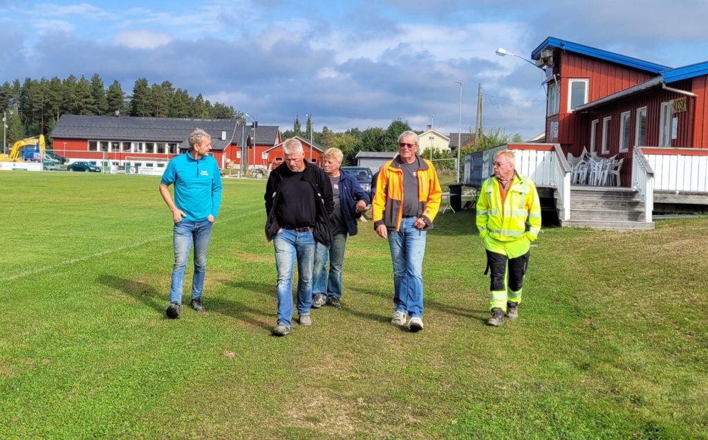 GÅR PÅ: Takket være solid dugnadsinnsats blir det nytt rulleskianlegg i Idrettsparken. Over 3.000 dugnadstimer er passert, og gjengen går på for å bli ferdig til uke 38.