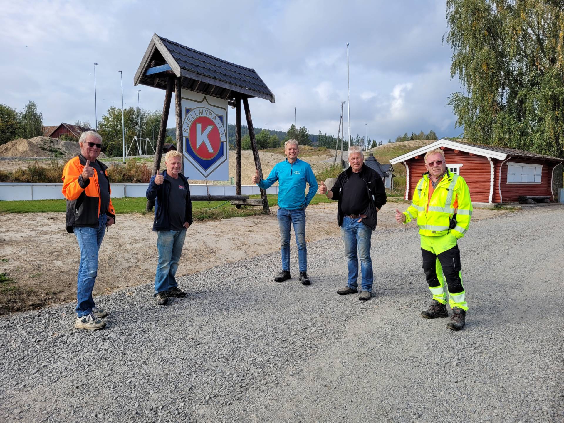 SNART I MÅL: Allerede neste uke starter asfalteringen av det nye rulleskianlegget i Idrettsparken. Fra venstre ser vi Bjørn Ola Bakken, Tom Rune Myrvang, Ola Håkonsen, Per Kristian Sollien og Kjell Åge Nesmoen. Iver Helstad og Erling Sandberg er også blant de ivrigste i dugnadsgjengen.
