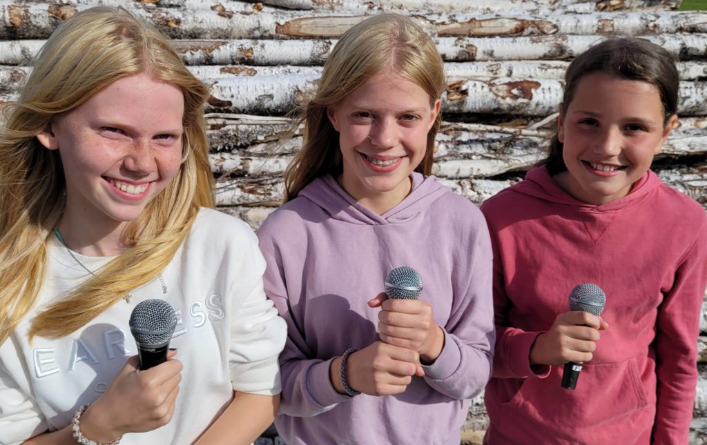 SOLISTER: Eira Olsen Gjerdrum (fra venstre), Julie Meldahl og Ida Øien Damhaug er vokalister på låta «Opp», som er den første fra musikalfilmen «Feilsitert» hos kulturskolen i Åsnes.