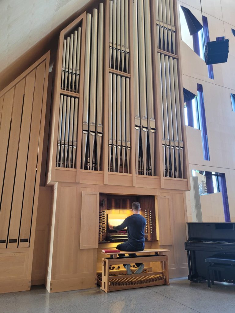 FLOTT AKUSTIKK: Folk kommer gjerne langveisfra for å spille på orgelet i Våler kirke. Orgelet har flott lyd, og akustikken i kirken er upåklagelig.