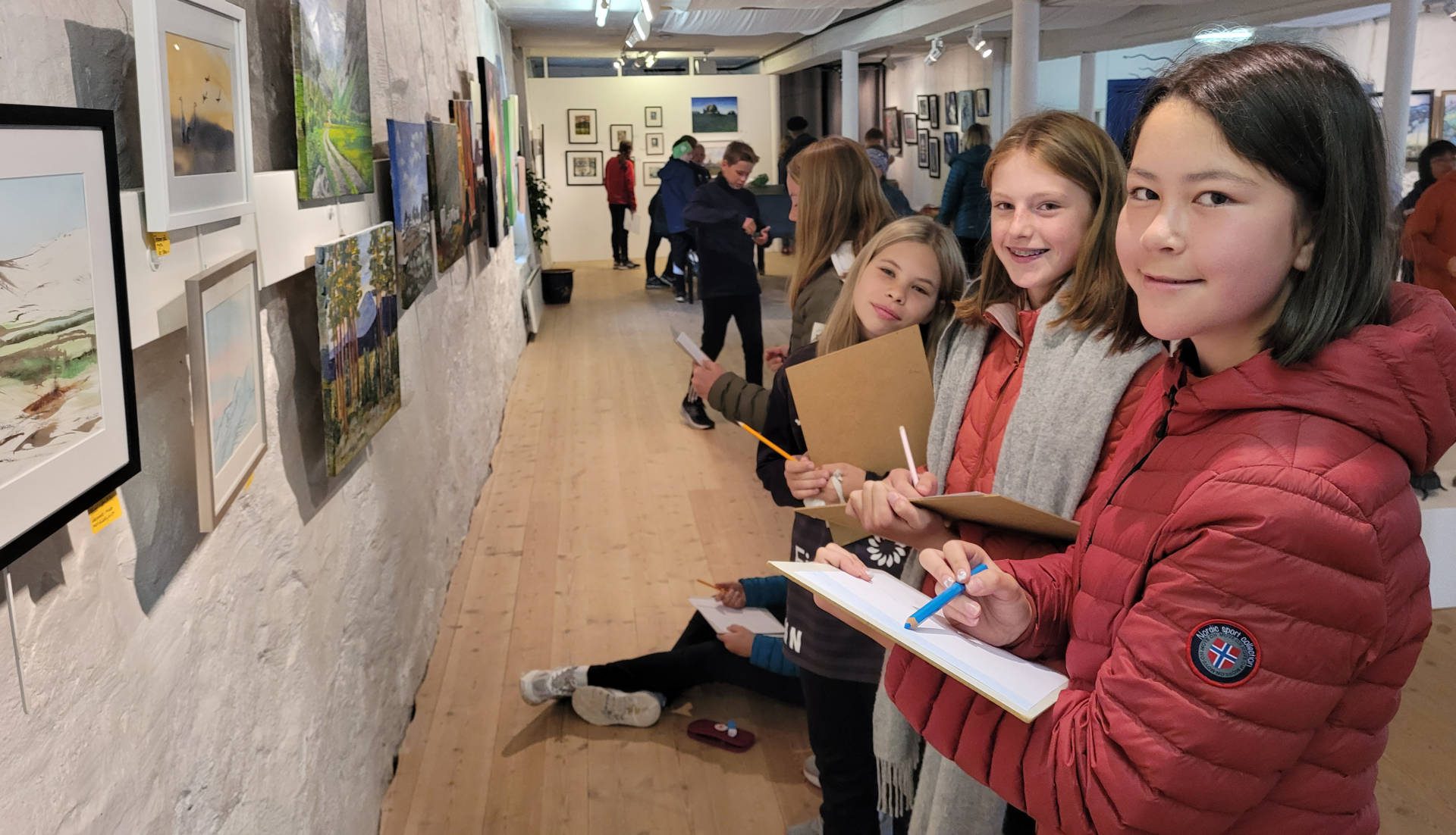 TEGNET SELV: Jenny Nyland (fra venstre), Tiril Asdahl Brunsell og Tuva Mobakk Nygård var tre av elevene som fikk prøve seg som kunstnere i Galleri Fjøset.