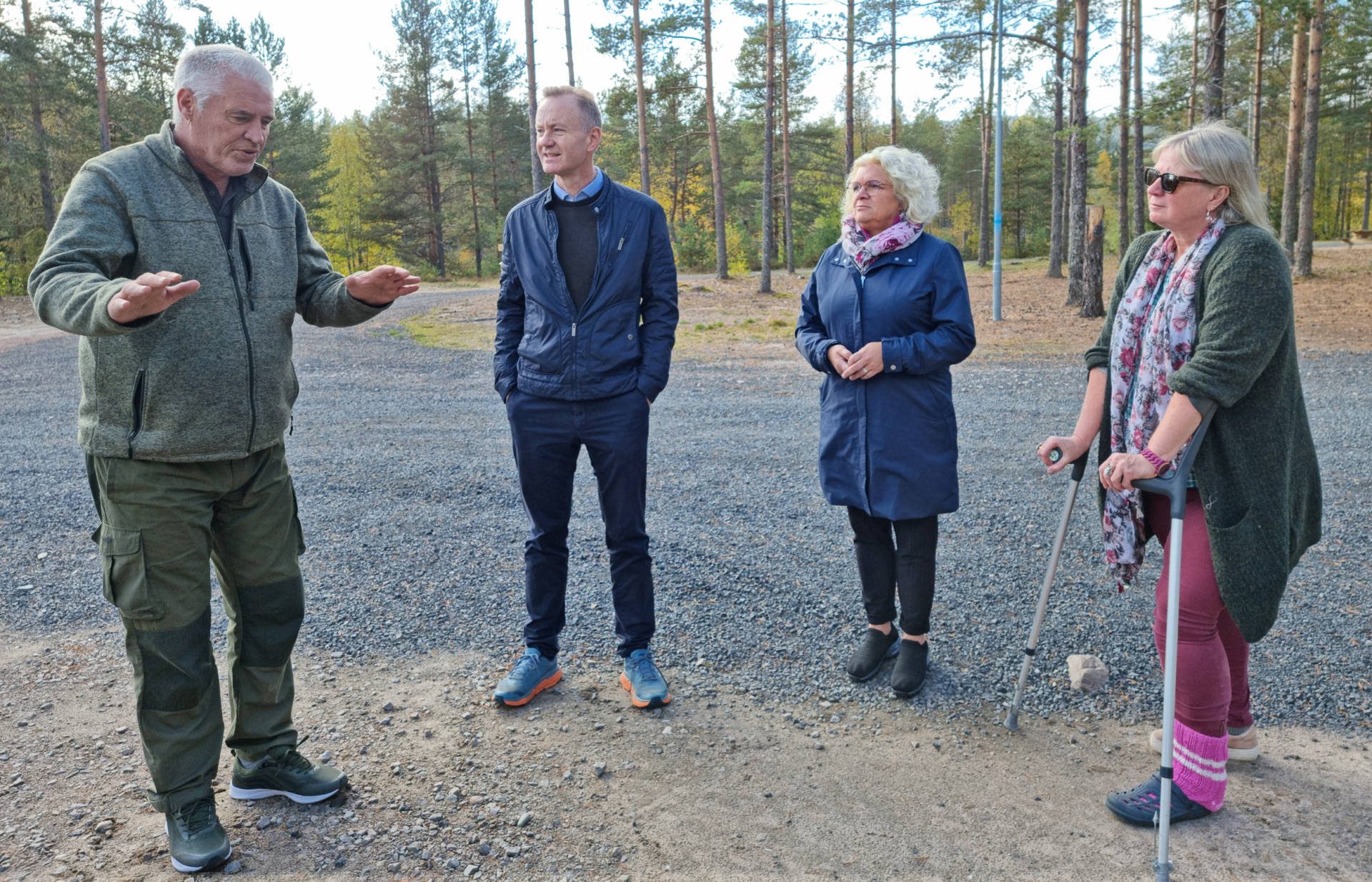 GIR SEG IKKE: Odd Even Fylling i Risberget grendelag (til venstre) er skuffet over at ingen har lagt inn anbud, men håper noe skjer den neste måneden. Videre ser vi næringssjef Arild Lande, ordfører May-Liss Sæterdalen og Anne-Britt Myrvold. Foto: Leif Tore Surén.