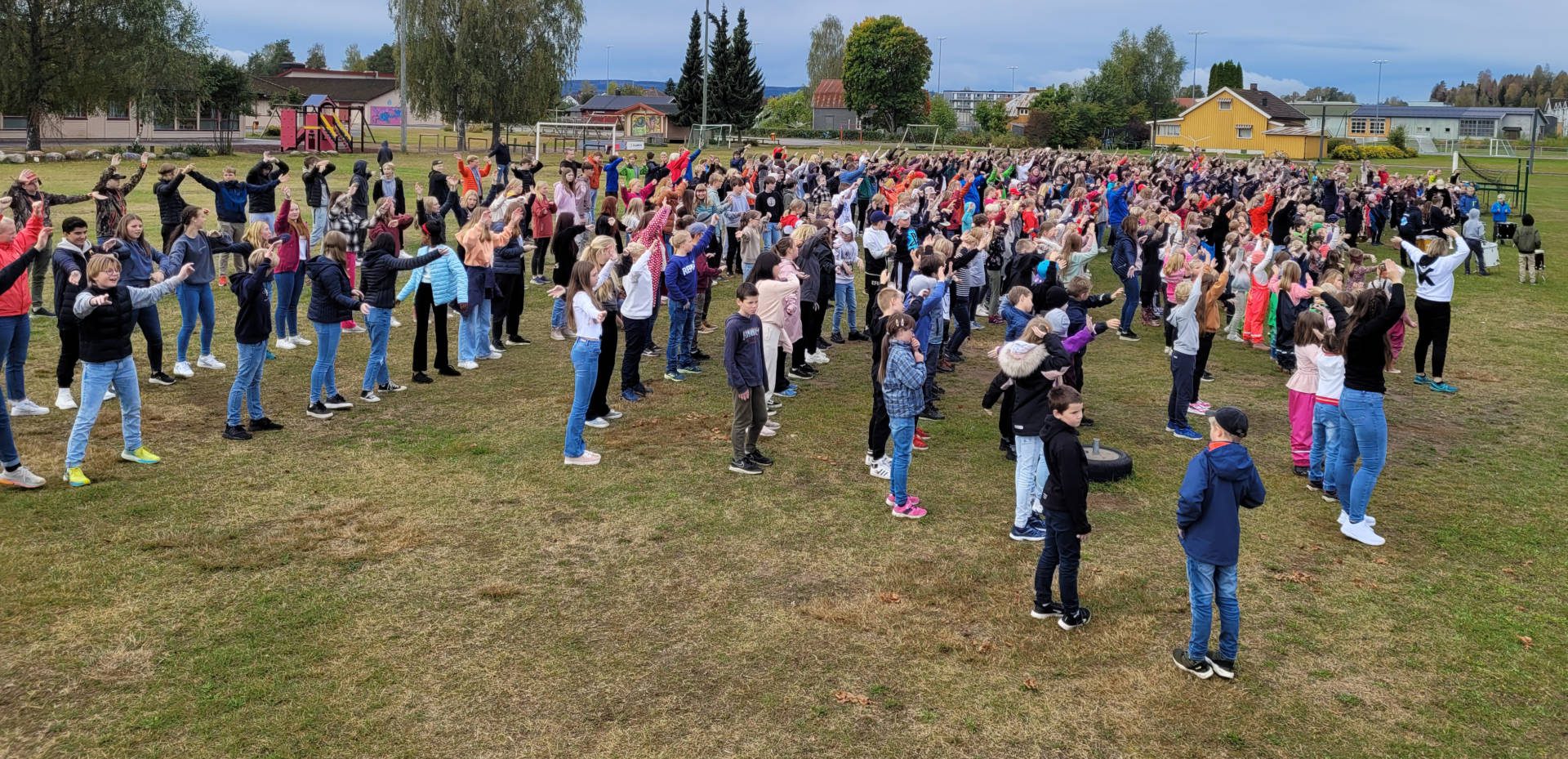 UNIKT SYN: Alle elever fra alle grunnskolene i Åsnes var samlet på plenen ved Åsnes ungdomsskole torsdag. Her ble musikkvideoen til låta «Opp» filmet.