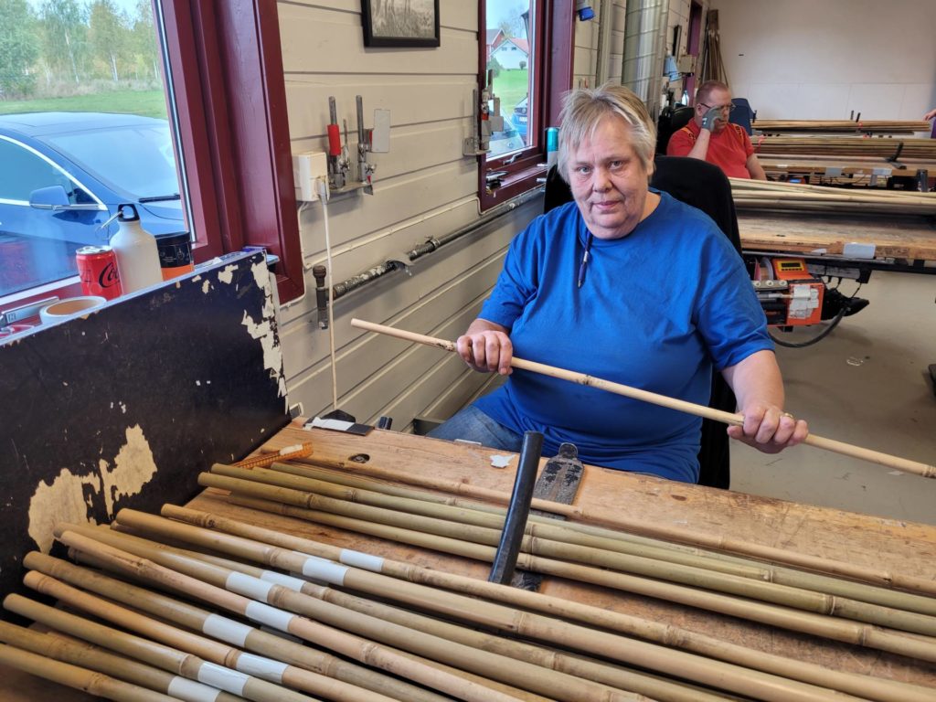 STOR INNSATS: Thor Arnstein roser medarbeiderne som står på dag etter dag hos Våler Vekst. Her ser vi Mona Gammeltorp i produksjonen.