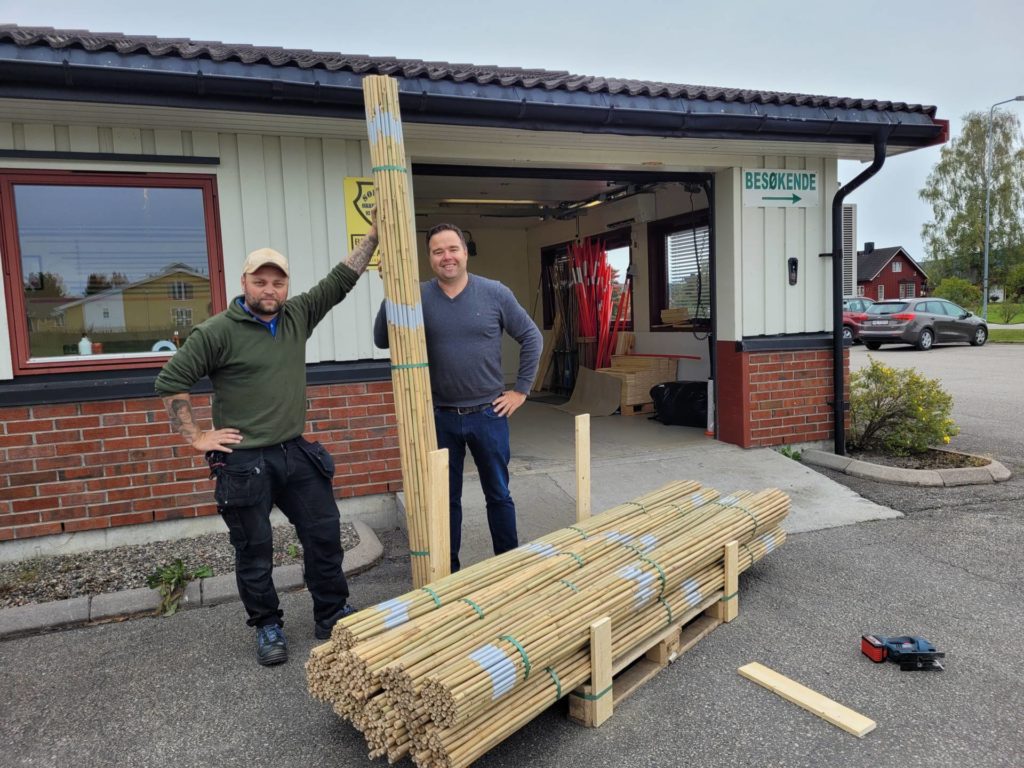 ULIKE STØRRELSER: Fra Våler Vekst ruller brøytestikker i både plast og bambus ut i ulike størrelser. Egil Johan Johnsen (til venstre) sørger for at logistikken er på plass når trailerne kommer.