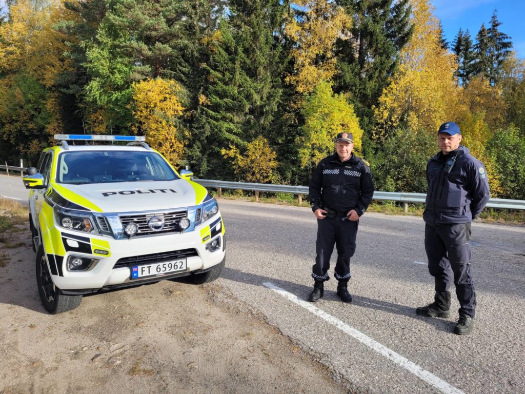 TIDLIG OPPE: En tidlig mandag morgen kjørte politiet og Statens Naturoppsyn jaktkontroll på Åsnes Finnskog. Til venstre Mathis Briskerud som er tjenestestedsleder hos Solør-politiet og til høyre Simen Bredvold fra Statens Naturoppsyn.