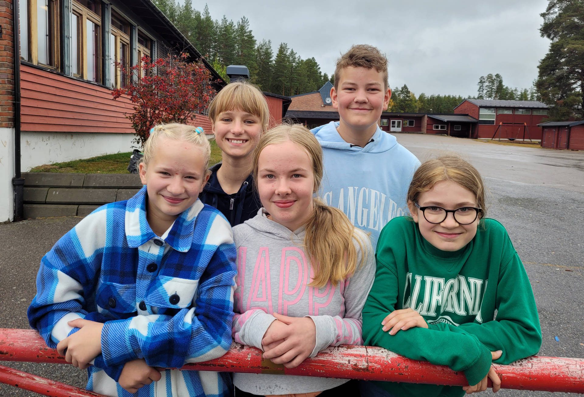 TRENGER HJELP: 7.-klasse ved Sønsterud skal lage en minnebok i anledning skolejubileet, og trenger folks hjelp til å fylle boka. Fra venstre ser vi Marie Korntorp, Thea Ulfsbøl, Sonja Risbergseter, Oliver Gammeltorp Larsen og Emilie Bekkelund.