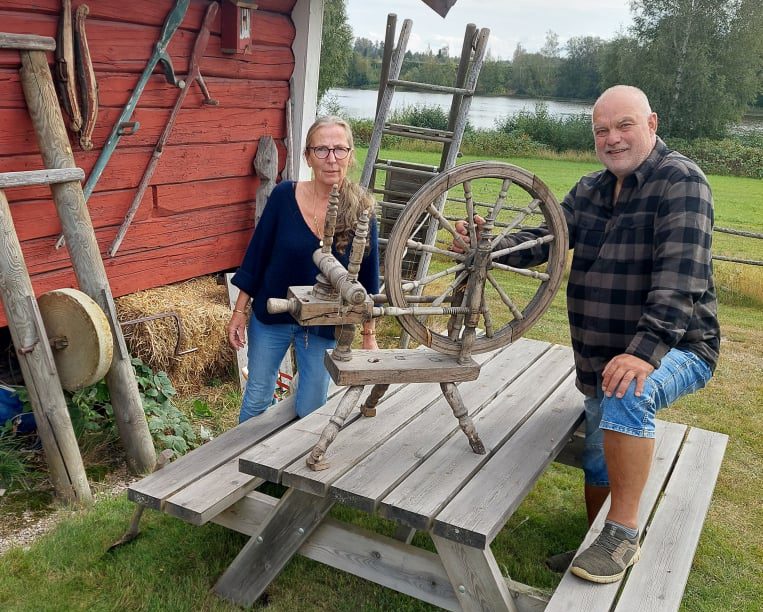 LAGER MARKED: Bjørn Vidar Sletten ved Strandsjø i Hof er klar for høstmarked på lørdag. Med seg har han blant annet medhjelper Berit Ottesen Jensen.