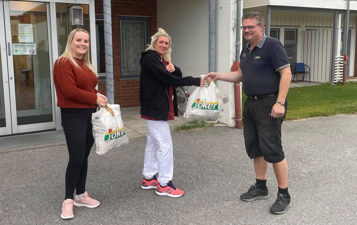 FIKK USOLGT BAKST: Ole Jakob Nygård fra Joker Grue Finnskog overleverer usolgte bakevarer til Anette Berg ved Grue Helsetun. Hun og Mari Rendalen er ansatt som aktivitetsverter på stedet.