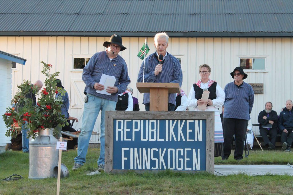 UNDER ÅPNINGEN: Statsminister Even Wiger i Republikken Finnskogen presenterer her Jonas Gahr Støre. Gahr Støre blir utfordret til å fungere som statsminister i 15 minutter. Foto: Privat/Bjørn Jarle Røberg-Larsen.