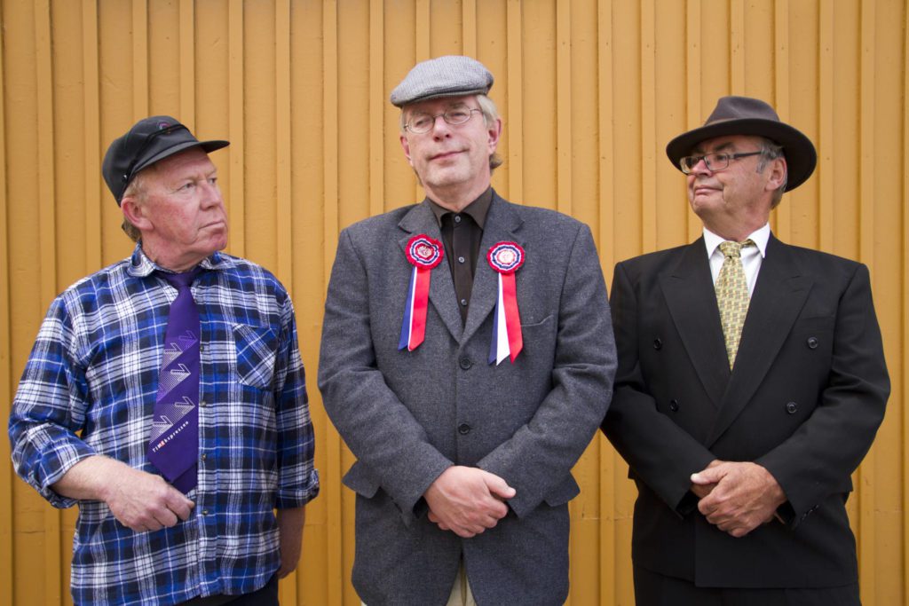 PÅ VEGEN IGJEN: Teater i Glåmdal gleder seg til å spille forestillingen Pukheim i 100 denne høsten. De besøker fire lokale grendehus i Solør. Foto: Teater i Glåmdal.