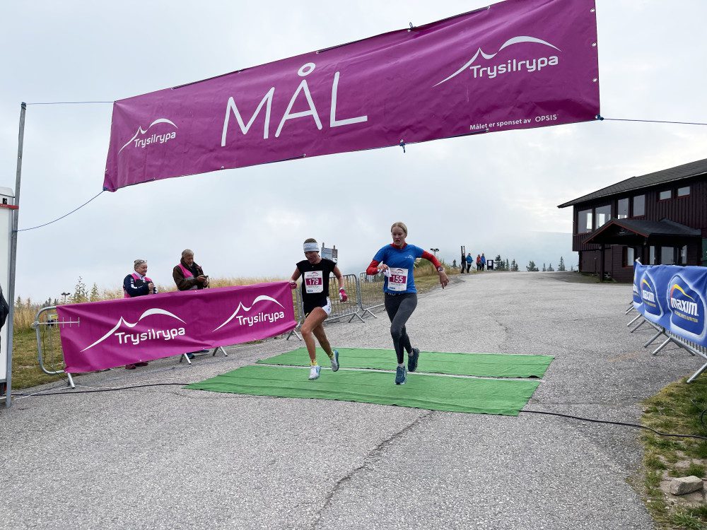 HELT LIKT: Det var ikke mulig å skille 1.- og 2.-plassen fra hverandre da Jenny Marie Holter og Liv Tone Heramb kom i mål. Foto: Trysilrypa.