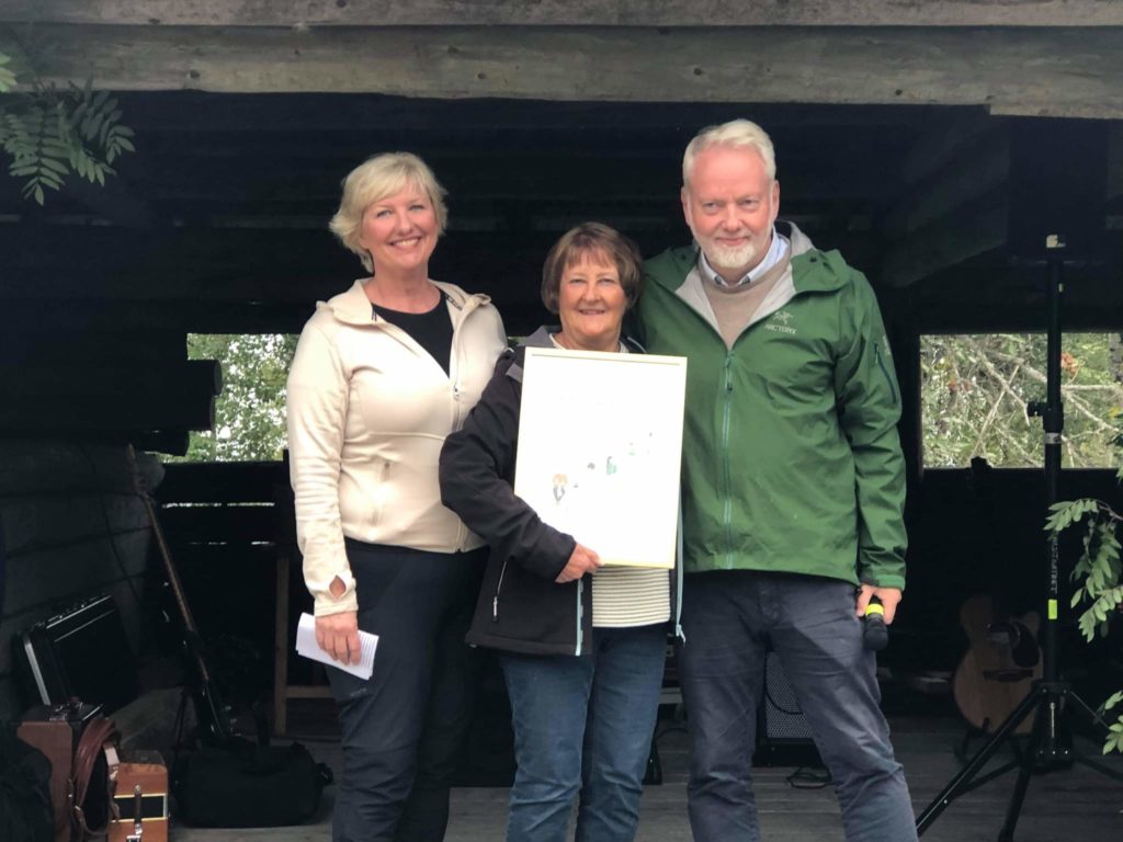 VANT: Finnskogen Natur- og Kulturpark vant kulturminnedagsprisen og 50.000 kroner. Fra venstre Iren Carlstrøm, Suzanne Palmquist og Jørn Holme.