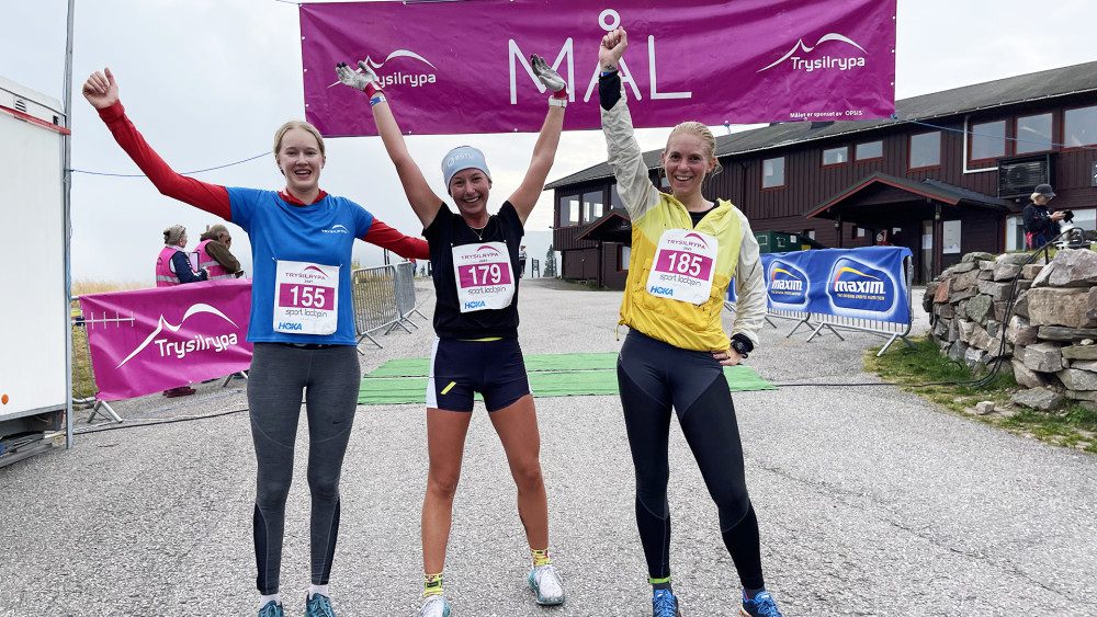 DELT FØRSTEPLASS: Jenny Marie Holter (t.v.), Liv Tone Heramb (midten) kom helt likt til mål på sekskilometers distansen i Trysilrypa. Nina Storbæk (t.h.) kom på 3.-plass. Foto: Trysilrypa.