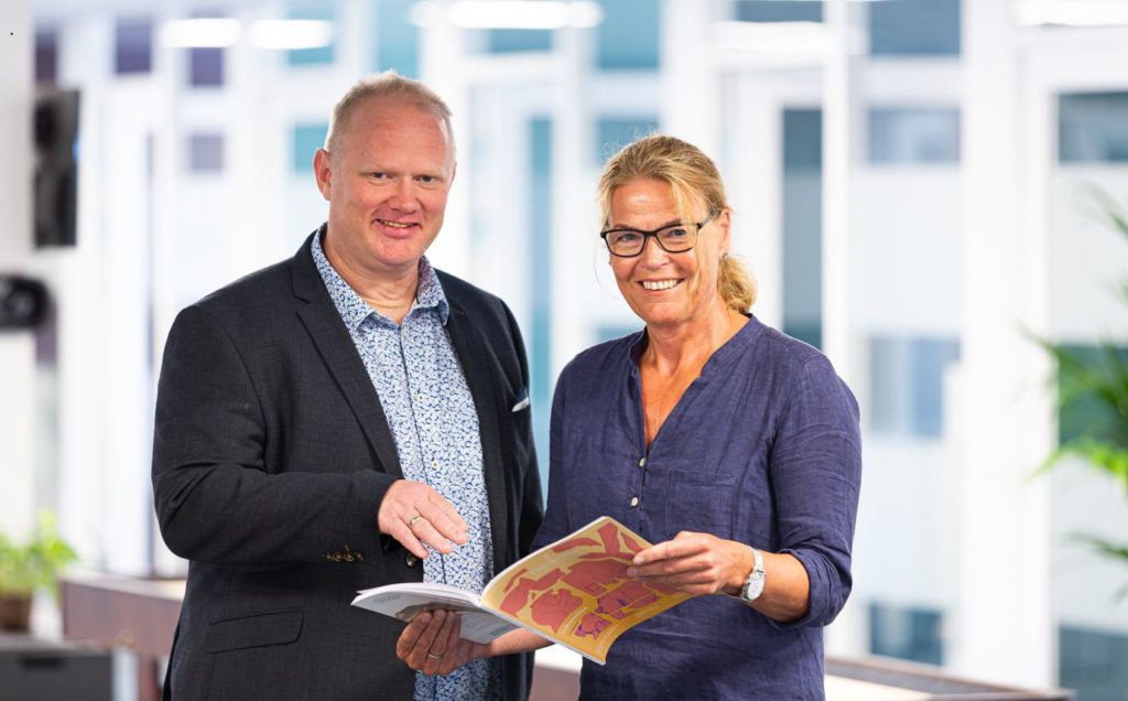 VOKSER VIDERE: Tor Arne Sandholt i HS Media og key account manager Grethe Ånerud gleder seg over ny vekst for Tidsskrift for Den norske legeforening, og mange andre medietitler som HS Media selger reklame for. Foto: Ingar Næss, Studio F2.