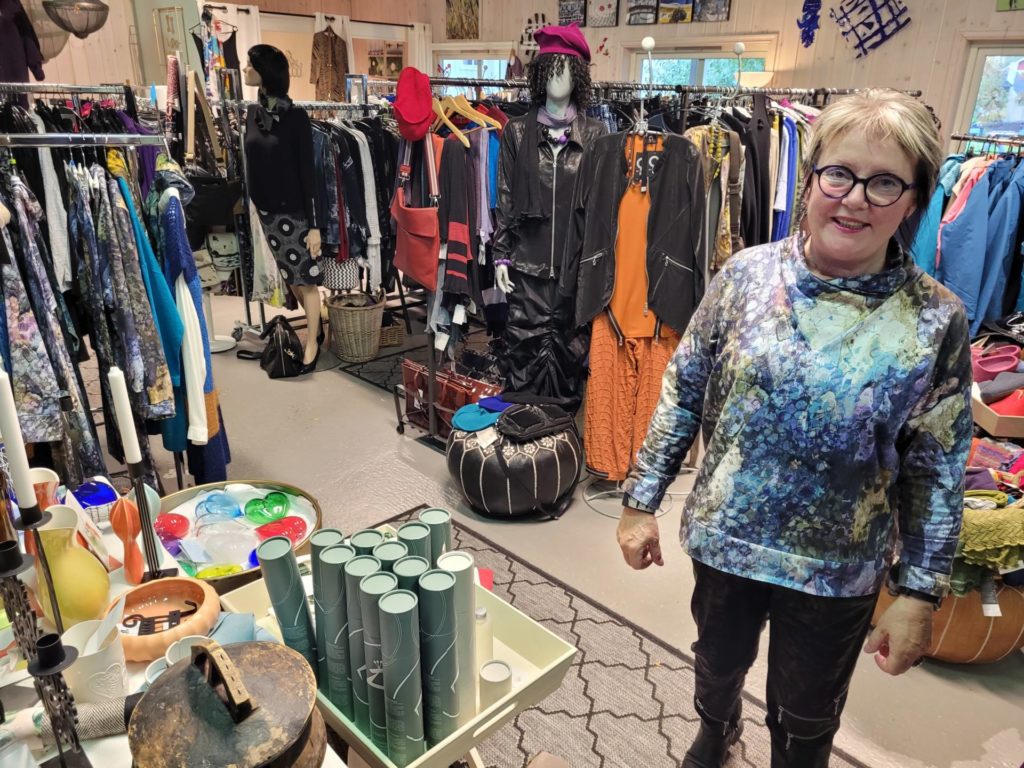 BLIR OVERRASKET: Folk som tar turen innom Livets Krydder blir overrasket over det store vareutvalget.
