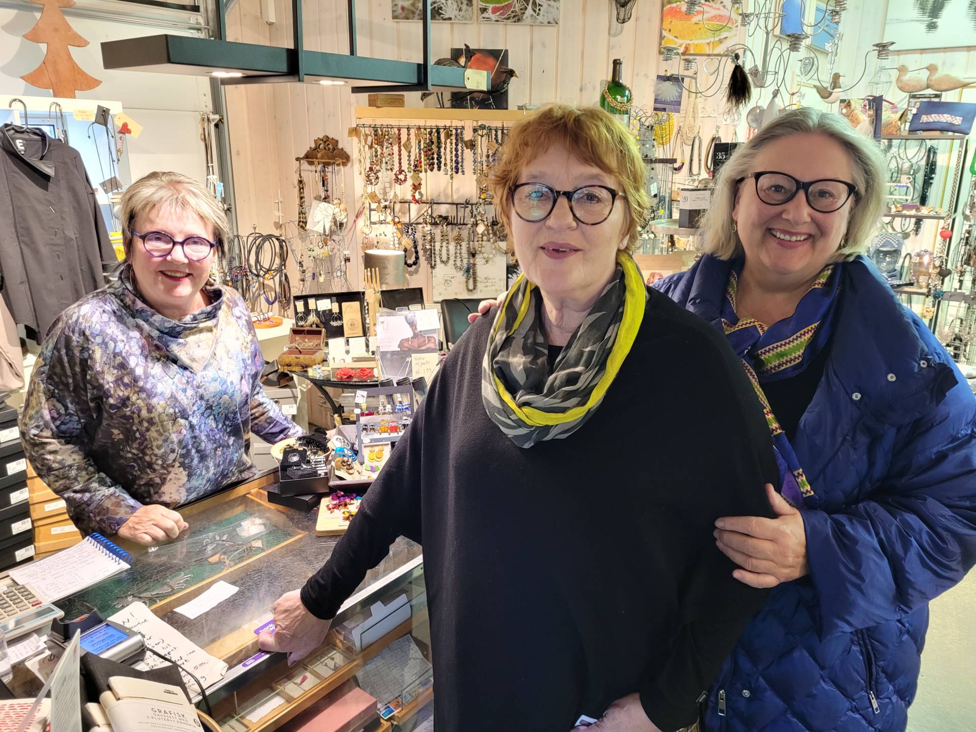 TOK TUREN FRA HAMAR: Ragnhild Røsset (i midten) og Agnes Weding tok turen helt fra Hamar for å handle hos Livets Krydder på Kirkenær. Maken til butikk finner de ikke der. Brit Haraldsen har nå drevet butikken i 10 år.