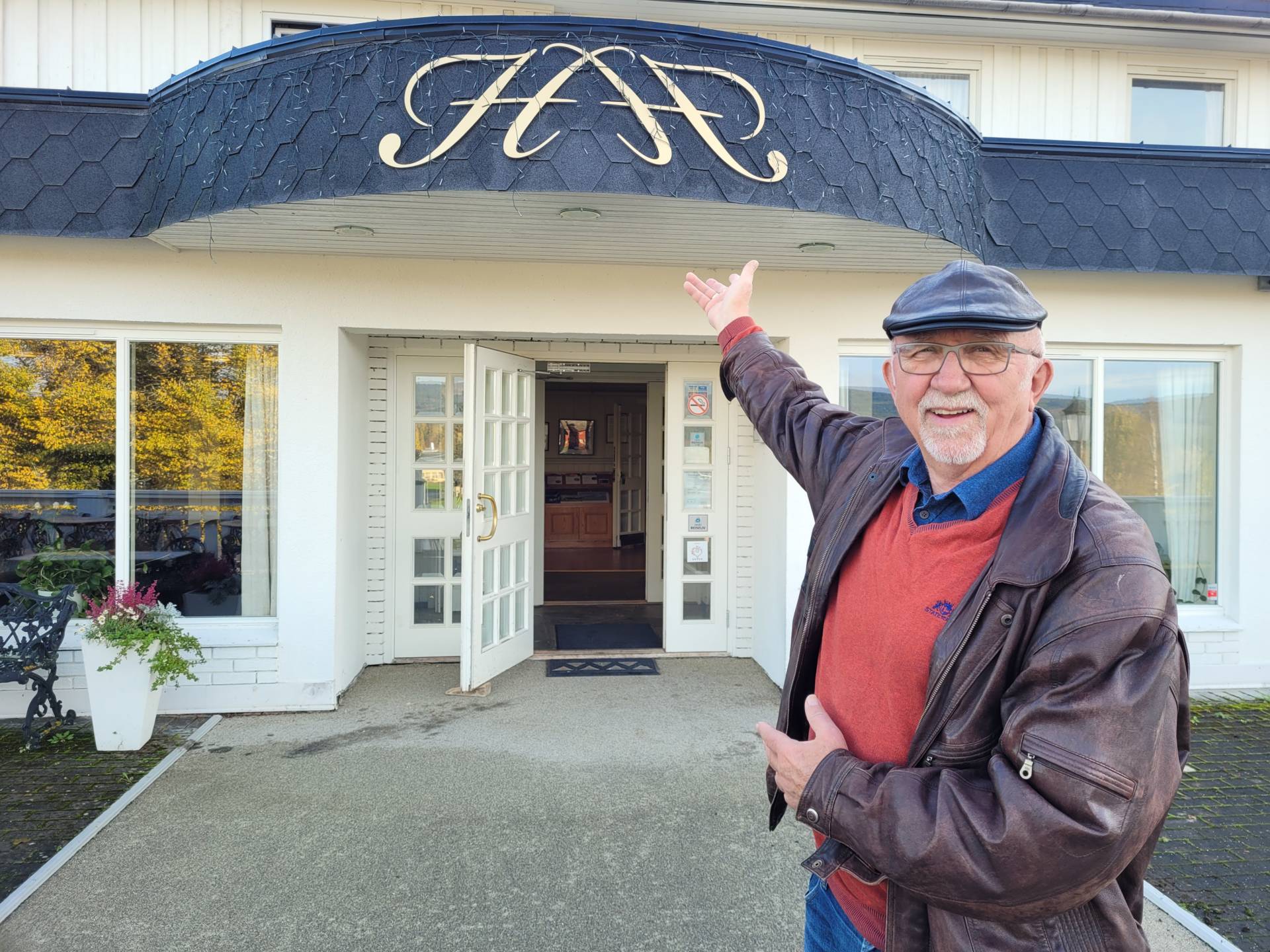 UTVIDER ORDNINGEN: Nå blir det tre runder ekstra med «Eldre ut på middag» i Våler. Én av ekstrarundene blir på Heia Hotell i Våler. Arne Thobru i Våler pensjonistforening applauderer tiltaket.