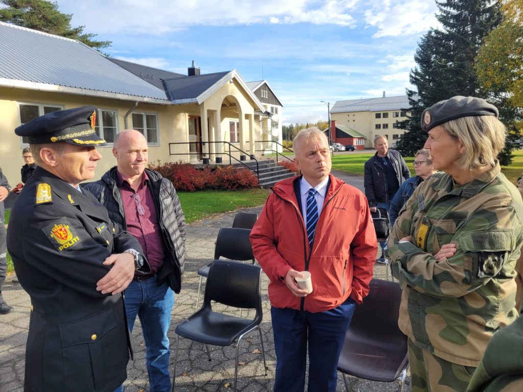 EN EPOKE ER OVER: Statsforvalter Knut Storberget var blant dem som deltok på avslutningsseremonien torsdag. Her i samtale med sjef og generalmajor i Heimevernet, Elisabeth Michelsen.