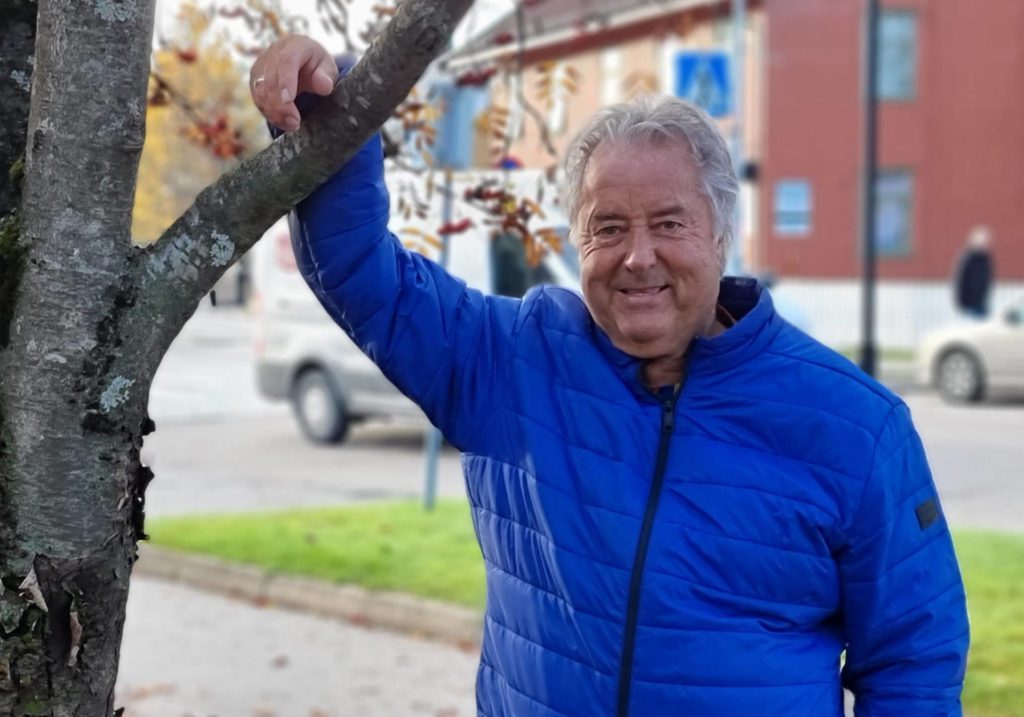 UT PÅ TURNÉ: Lasse Johansen og orkesteret er klar for turné med tatervisekonserten «Sass Vandriar». Første stoppested er Rådhuskinoen på Flisa. Foto: Leif Tore Surén.