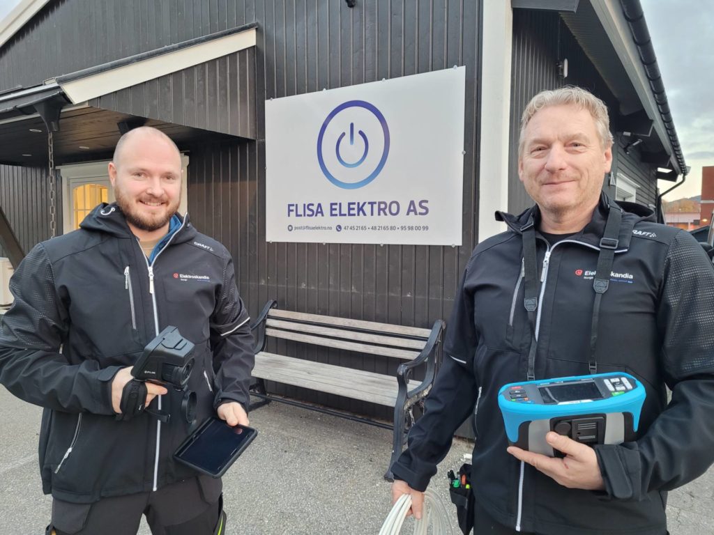 TILBAKE I GARASJEN: Tage Rensmoen (til venstre) og Kjell Erik Åslie står bak Flisa Elektro AS. Med seg på laget har de John Skjalg Lund som faglig leder, og de tre er nå tilbake i Lund-garasjen.