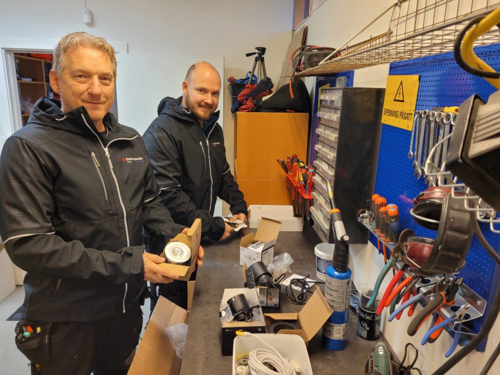 HAR LANG ERFARING: Tage og Kjell Erik har solid fartstid som elektrikere i Solør, og jobbet i sin tid sammen i Lund Elektriske. Tage har spesialisert seg på smarthus og belysning.