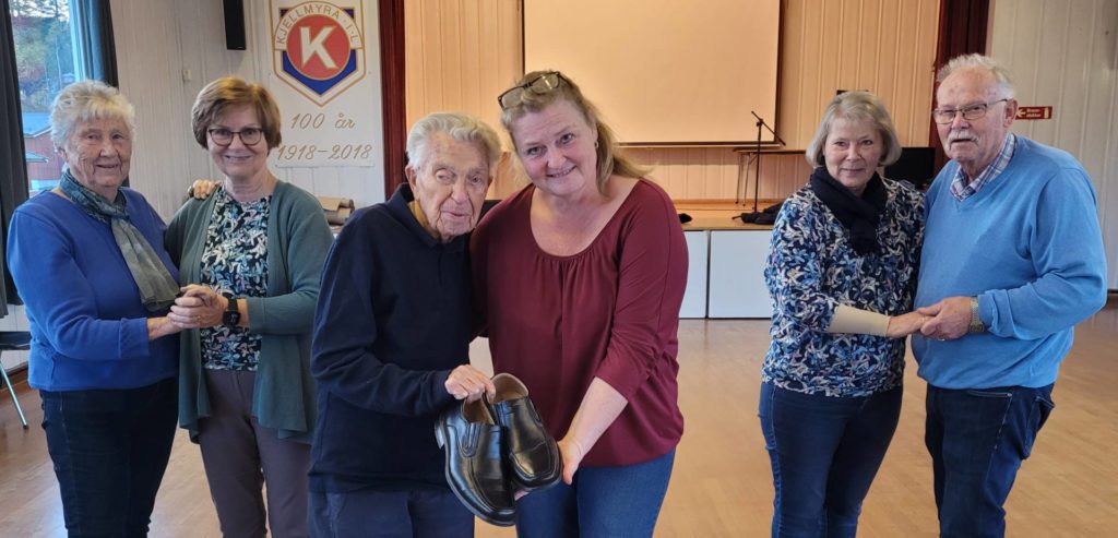 GIR SEG: I en alder av 93 år er det på tide å trappe ned dansingen for Magnus Kalfoss. Nå har han overlatt sjefsdanseskoa og ansvaret for trimdansen på Kjellmyra til Nina Kvesetberget. Fra venstre ser vi forøvrig Mary Huseby, Marit Hansen, Jutta Gransjøen og Odd Bjertnes.