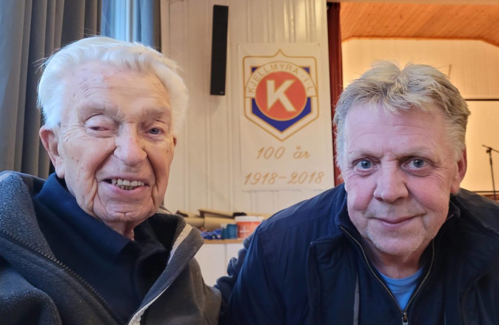 PATRIOTER: Magnus Kalfoss (93) og Roy Erik Myrvang er begge store Kjellmyra-patrioter. Magnus er glad for at idrettslaget nå fører tradisjonene videre på mandagskveldene.