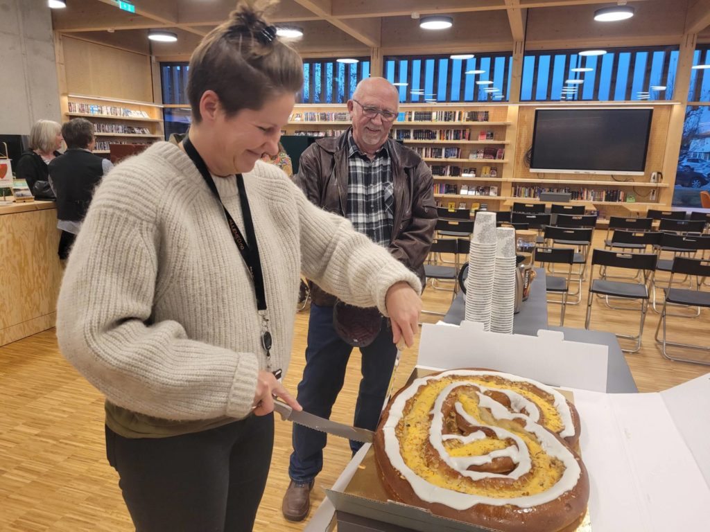 HØRER MED: Servering av kaffe og kringle hører med når det er informasjonsmøte. Katinka Schjerven Eriksen sørget for at alle fikk.
