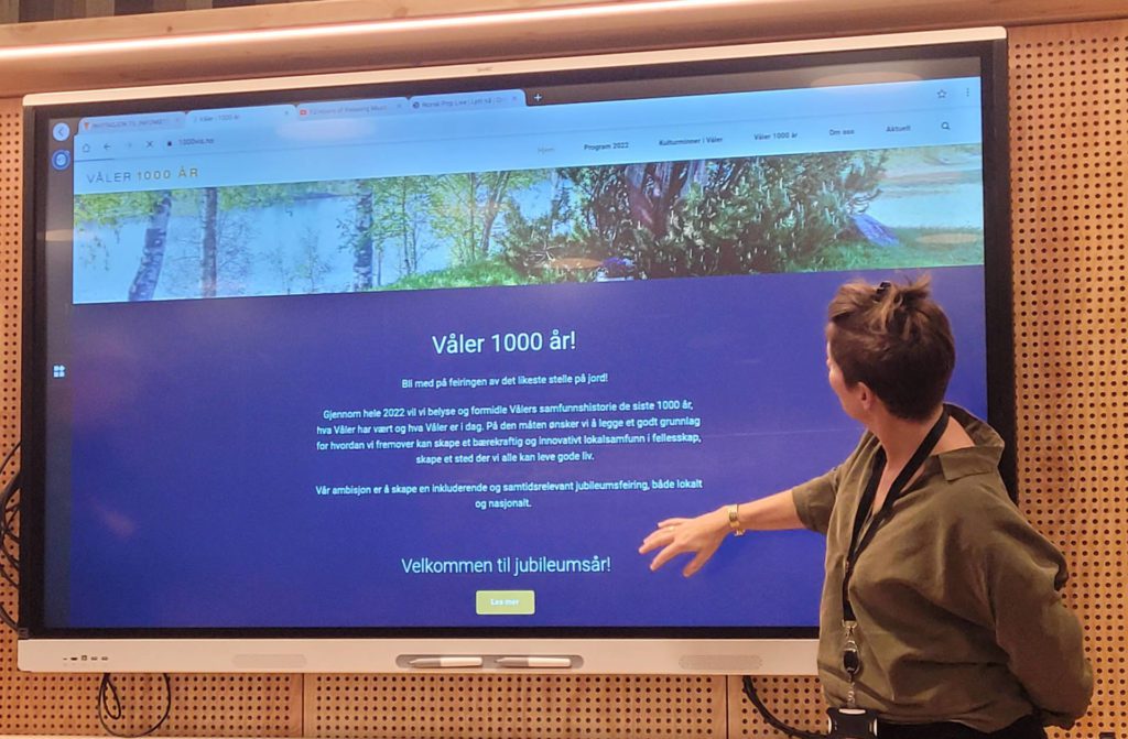 1000VIS: Nettsiden for 1000-årsjubileet i Våler har det kreative domenet 1000vis.no. Vis står for Våler i Solør.