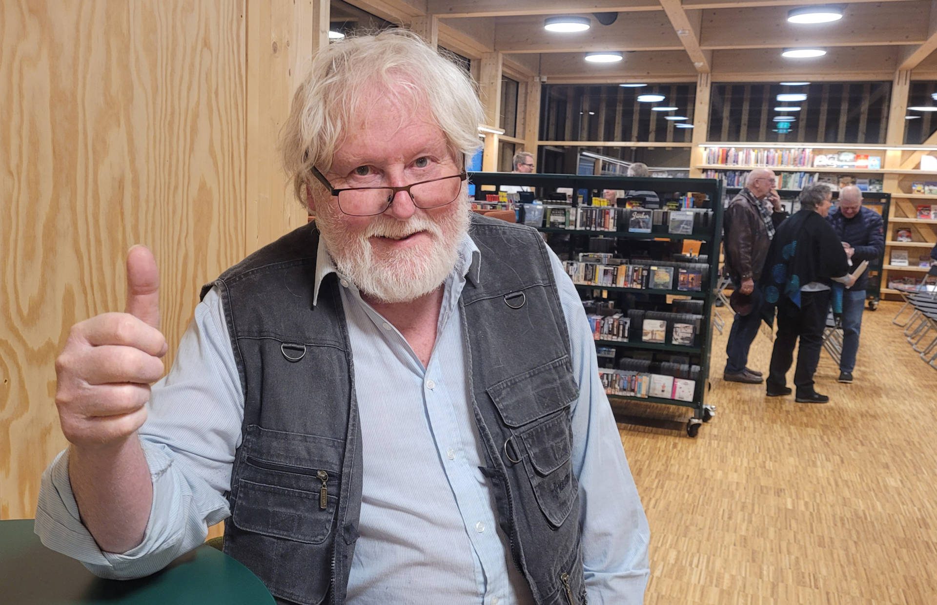 TØMMER KONTOEN: Foreningen bak den gamle Vålerrevyen har besluttet å tømme kontoen, for 220.000 kroner! Rolf Arne Lie Holter er glad for at den tids revy kan støtte gode tiltak i 2021. En del av pengene går til det nye biblioteket i Våler, og arbeid for barn og unge.