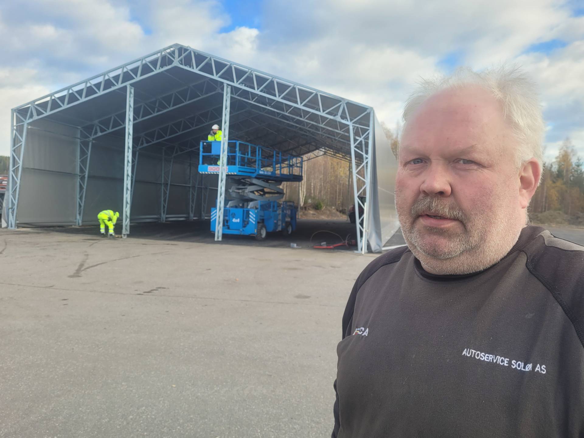 TRENGER PLASS: Dekk og andre plasskrevende objekter gjør at Autoservice Solør trenger mer plass. Nå bygges et nytt stort lagerbygg på tomta. Ronny Kalfoss forteller om bra trafikk om dagen.
