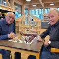 LÆRER SJAKK: Arne Thobru i Våler pensjonistforening (til venstre) kunne heller ikke sjakk for Willy Fengsrud forklarte hvordan brikkene flyttes. Nå håper de to at flere eldre vil lære å spille.