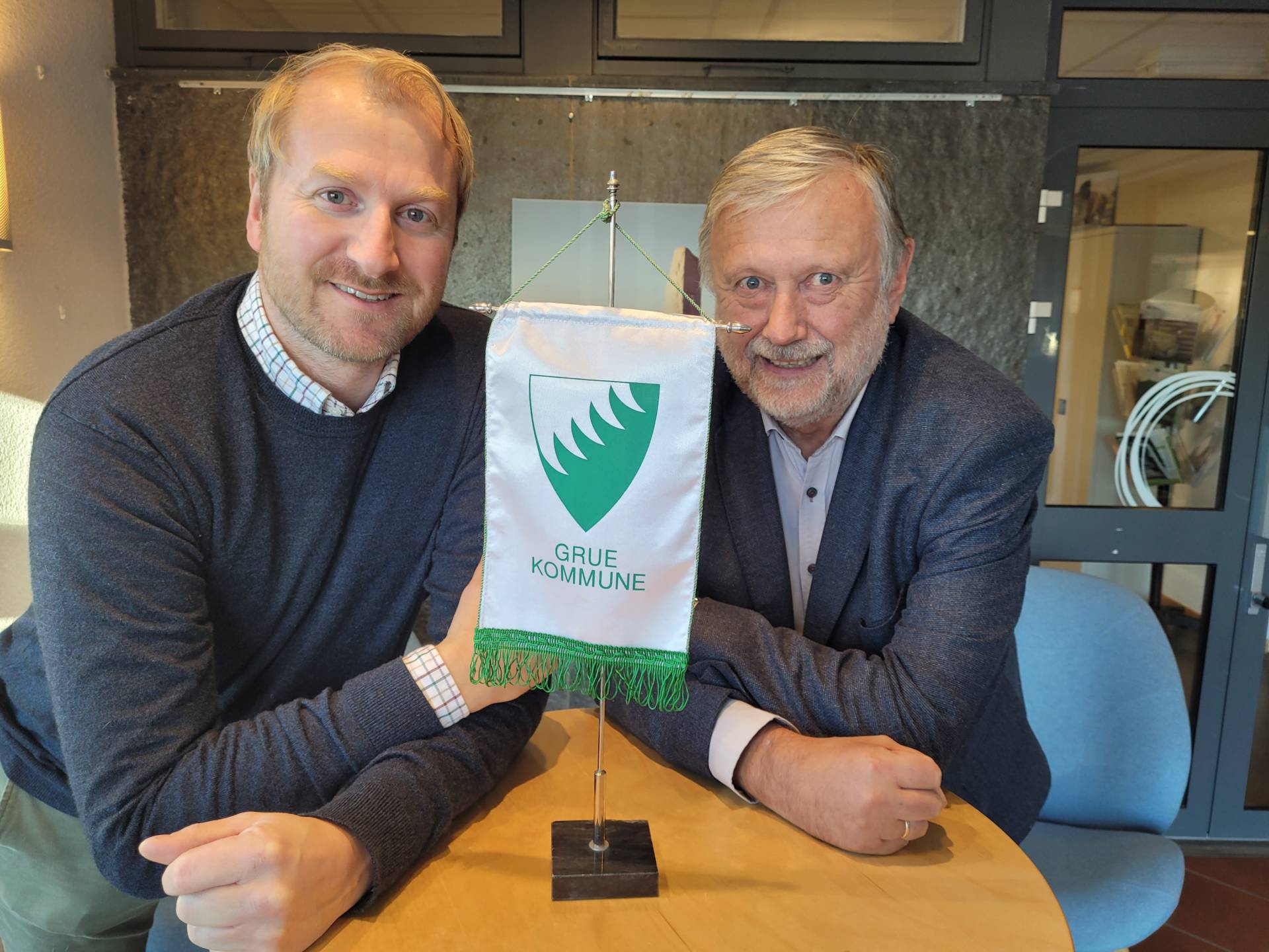 DELER UT: Snart er det ny søknadsfrist hos Grue kommunale næringsfond. Haakon Gjems (til venstre) og Kjetil Dammen håper på mange gode søknader også denne runden.